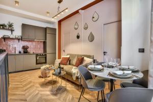パリにあるNEW Eiffel Tour ! Splendid Apartments in the Heart of Parisのソファとテーブルのあるリビングルーム