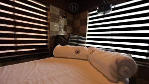 Postel nebo postele na pokoji v ubytování Harmony Inn