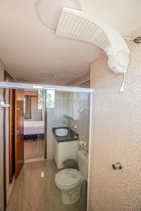 a bathroom with a toilet and a shower at Apartamento a 200 metros da Praia do Cumbuco CE in Caucaia