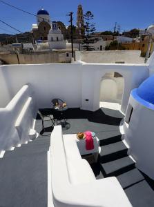 Posezení v ubytování Church and Cave - Santorini Private Residences