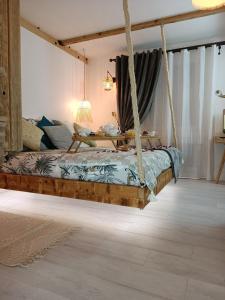 - une chambre avec un lit suspendu dans l'établissement Le Maréchal Duplex - Appartement avec Jacuzzi - CAEN hyper Centre, à Caen