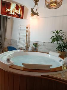 Cette chambre dispose d'une baignoire et d'une cheminée. dans l'établissement Le Maréchal Duplex - Appartement avec Jacuzzi - CAEN hyper Centre, à Caen