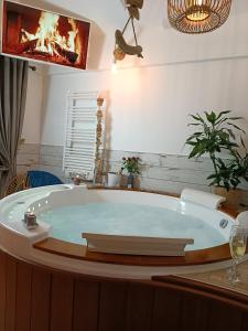 vasca da bagno in una stanza con camino di Le Maréchal Duplex - Appartement avec Jacuzzi - CAEN hyper Centre a Caen