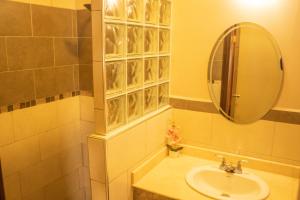 uma casa de banho com um lavatório e um espelho em Orquidea Limon Hotel Boutique em Siguatepeque