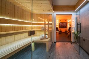 sauna z ławką w pokoju w obiekcie Apartamenty Pod Gubałówką w Zakopanem