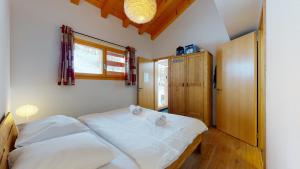 Voodi või voodid majutusasutuse Modern chalet surrounded by nature in Vercorin toas