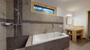 Vannituba majutusasutuses Modern chalet surrounded by nature in Vercorin