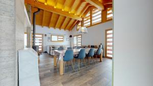 Restoran või mõni muu söögikoht majutusasutuses Modern chalet surrounded by nature in Vercorin