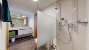 Vannituba majutusasutuses Modern chalet surrounded by nature in Vercorin