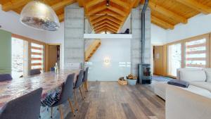 Istumisnurk majutusasutuses Modern chalet surrounded by nature in Vercorin
