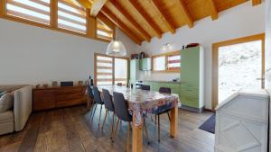 Istumisnurk majutusasutuses Modern chalet surrounded by nature in Vercorin