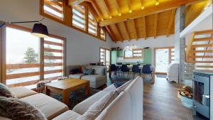 Istumisnurk majutusasutuses Modern chalet surrounded by nature in Vercorin