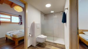 Vannituba majutusasutuses Modern chalet surrounded by nature in Vercorin