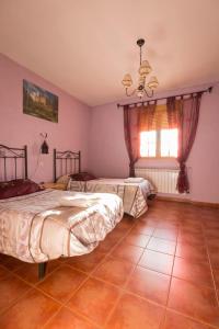 Łóżko lub łóżka w pokoju w obiekcie El Robledillo