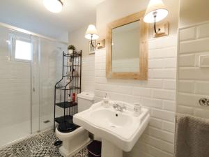 Ένα μπάνιο στο 80s Loft ViNTAGE 15' Málaga Airport Free Guest Parking +46 φωτογραφίες