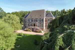 uma vista aérea de uma grande casa com um quintal em Le Petit Château de Conteville em Paluel