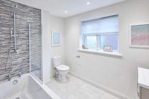 ソルトバーン・バイ・ザ・シーにあるHost & Stay - 'Salty' Seaviewの浴槽とトイレのある白いバスルーム