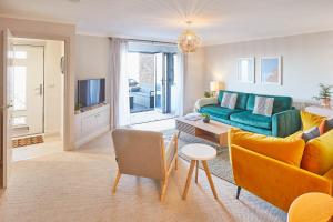 ソルトバーン・バイ・ザ・シーにあるHost & Stay - 'Salty' Seaviewのリビングルーム(緑のソファ、黄色の椅子付)
