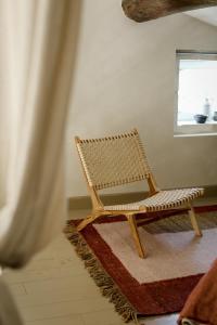 a rattan bench sitting in a room with a window at Mas des Prêcheurs in Tarascon