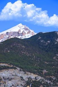 Vista generica sulle montagne o vista sulle montagne dall'interno dell'affittacamere