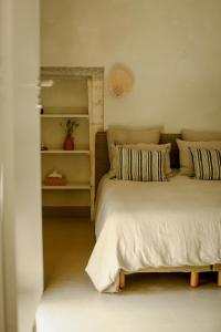 two beds sitting next to each other in a bedroom at Mas des Prêcheurs in Tarascon