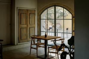 a table and chairs in a room with a window at Mas des Prêcheurs in Tarascon