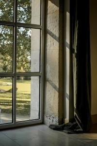 an empty room with a window with a view of a yard at Mas des Prêcheurs in Tarascon