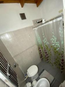uma casa de banho com um WC e uma cortina de chuveiro em Espacio Arte em Posadas