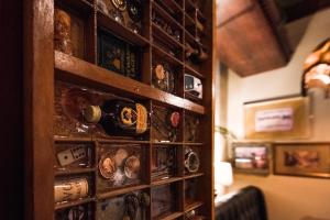 uma porta de madeira com um monte de botões em The Temperance Inn, Ambleside - The Inn Collection Group em Ambleside