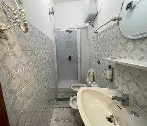 Koupelna v ubytování Hotel Europa + 37 fotografií