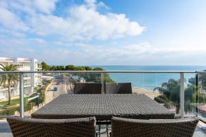 a balcony with a table and chairs and the ocean at Hauzify I Apartaments Panoramic in Miami Platja