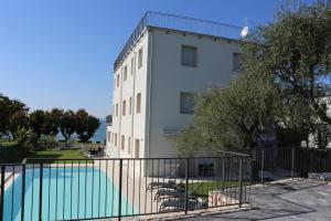 a building with a swimming pool in front of a building at Residence VILLA ADRIANA in Bardolino