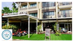 ein Gebäude, in dem Motorräder geparkt sind in der Unterkunft Bann Tawan Hostel & Spa in Chiang Rai
