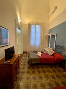 - une chambre avec un lit, un bureau et un miroir dans l'établissement 4 Balconi House-Appartamento salentino nel centro di Lecce, à Lecce