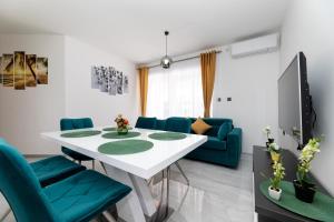 Televízia a/alebo spoločenská miestnosť v ubytovaní Apartman 1 Paola