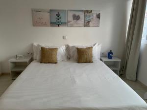 Een bed of bedden in een kamer bij Bright, luxury and modern less than 500m -Beach