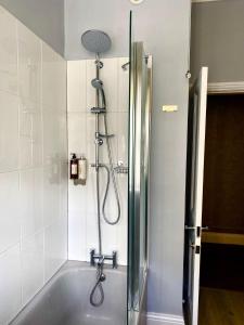 A bathroom at Merewyke Boutique Luxury Family Apartment Sleeps 4 , Central Location