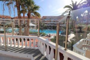 vistas a la piscina desde el balcón de un complejo en Royal Gardens Studio 123 Tenerife Rental and Sales, en Playa de las Américas
