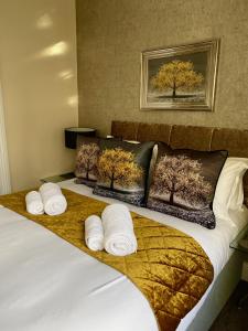 Tempat tidur dalam kamar di Merewyke Boutique Luxury Family Apartment Sleeps 4 , Central Location