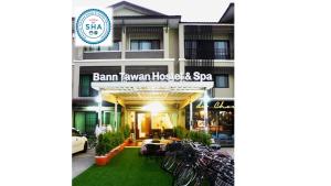 Un edificio con bicicletas estacionadas enfrente. en Bann Tawan Hostel Chiang Rai, en Chiang Rai