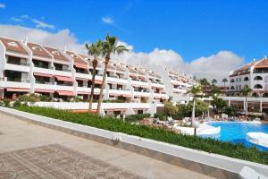プラヤ・デ・ラス・アメリカスにあるParque Santiago 1 Villa114 Tenerife Rental and Salesのスイミングプールとリゾートを併設するホテルです。