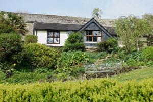 Gallery image of Greenswood Cottage - Cosy cottage, rural location, beautiful landscaped gardens with pond and lake in Dartmouth