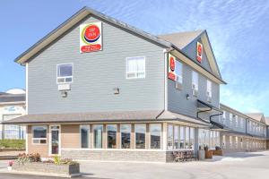 a building with a fast food restaurant at High Point Inn & Suites Peace River in Peace River