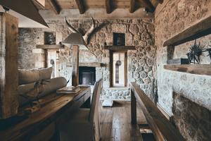 Televiisor ja/või meelelahutuskeskus majutusasutuses Area Synest Nature Suites