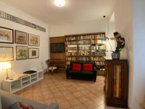 sala de estar con sofá y silla en Maison Vivalda In Piazza Navona en Roma
