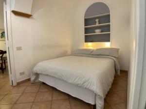 1 dormitorio con 1 cama blanca en una habitación en Maison Vivalda In Piazza Navona en Roma