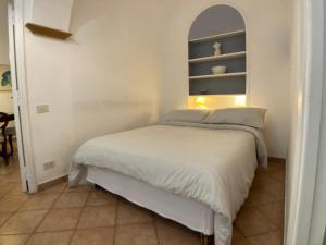 A bed or beds in a room at Maison Vivalda In Piazza Navona
