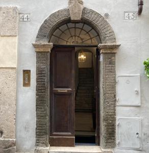 una entrada a un edificio con puerta de madera en Maison Vivalda In Piazza Navona en Roma