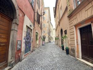 un callejón en un casco antiguo con edificios en Maison Vivalda In Piazza Navona en Roma
