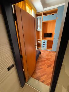 drzwi prowadzące do pokoju z kuchnią w obiekcie Santa Maria La Nova 21 Rooms & Suites w mieście Napoli
